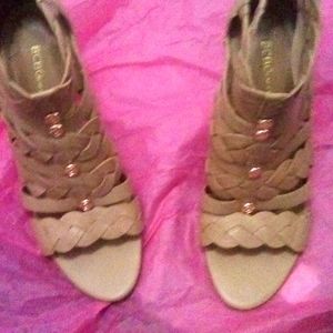 Leather sandals manmade lining sole.obe little scratch on the hill barely notice